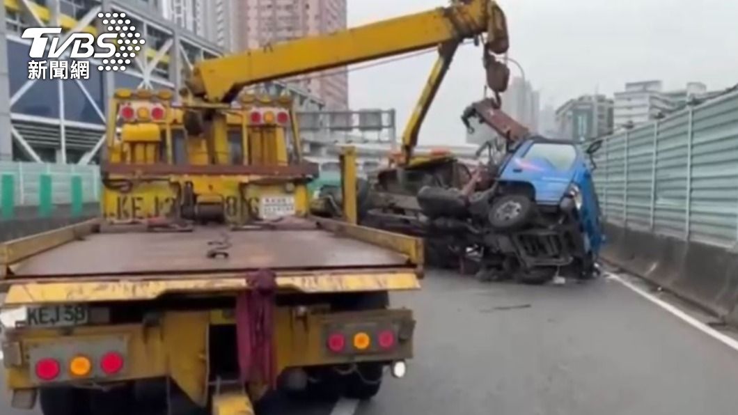 拖吊車到場協助排除。（圖／TVBS）