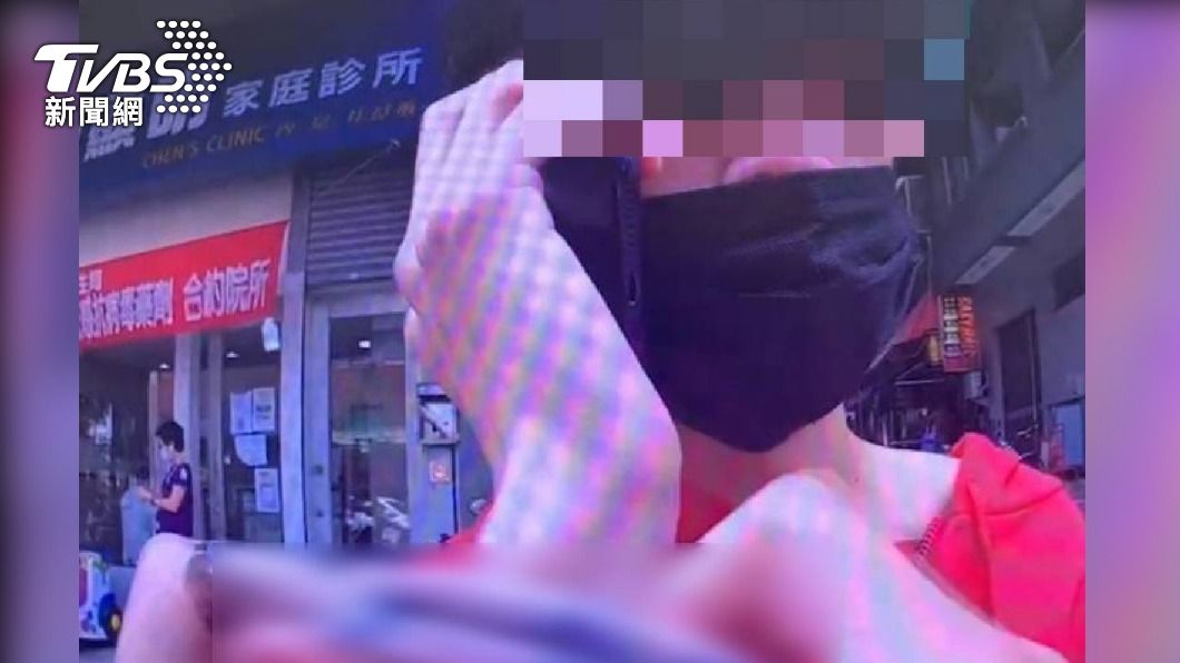紅衣男要求讓他先打電話給媽媽。（圖／TVBS）
