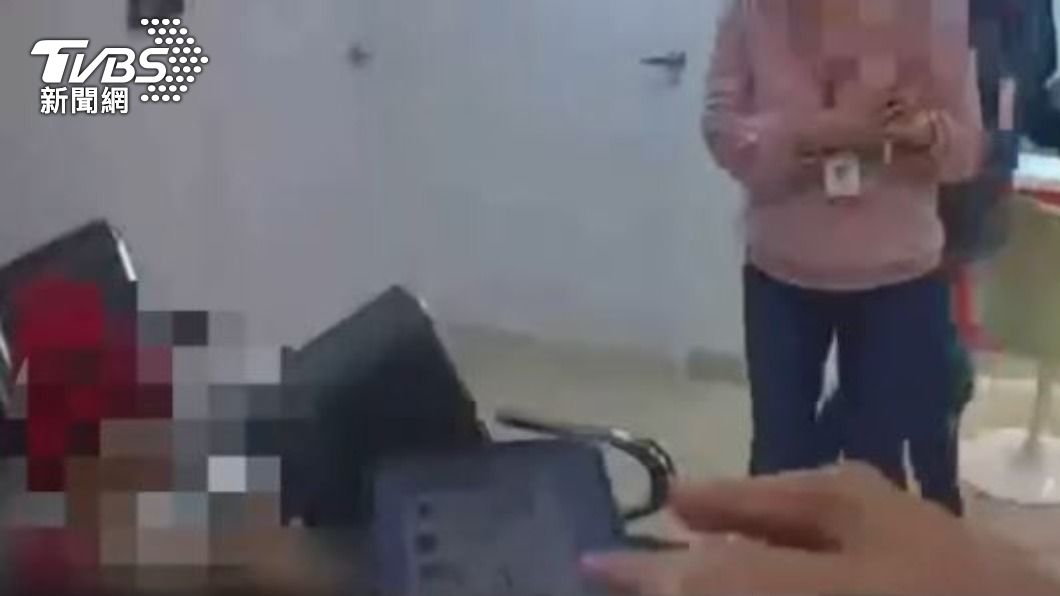 警方查看婦人手機的投資群組，確實為詐騙。（圖／TVBS）