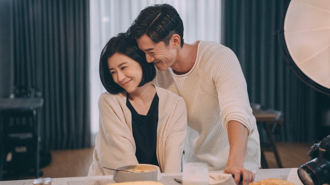 賈靜雯飾未婚魚干女寫霸總系列言情小說,在劇中愛上學長吳慷仁。(圖/Netflix提供)