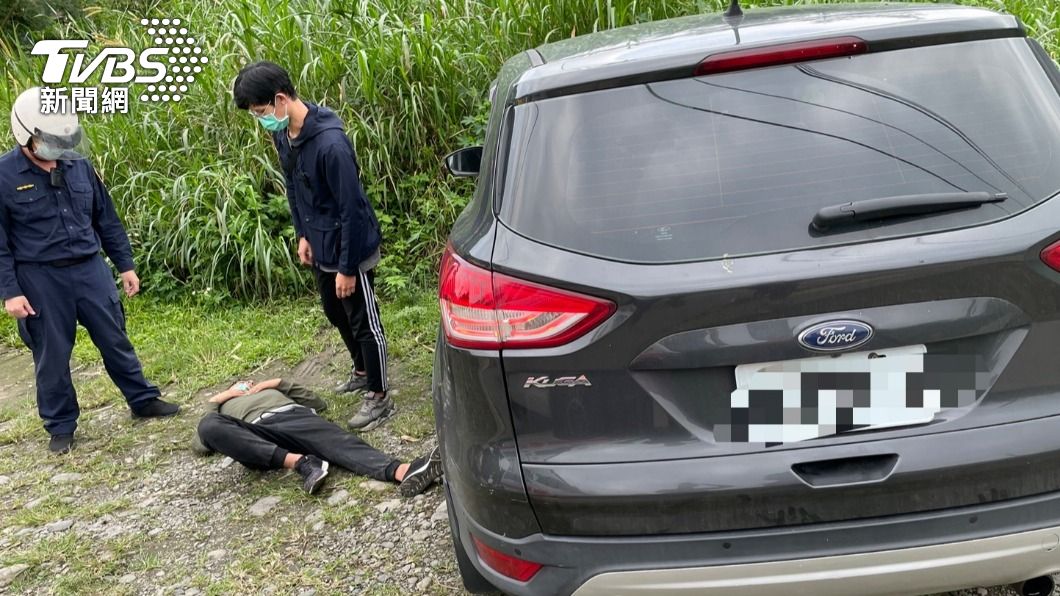 警方趕到時發現吳嫌疑似不勝酒力，倒臥在地板上。（圖／TVBS）