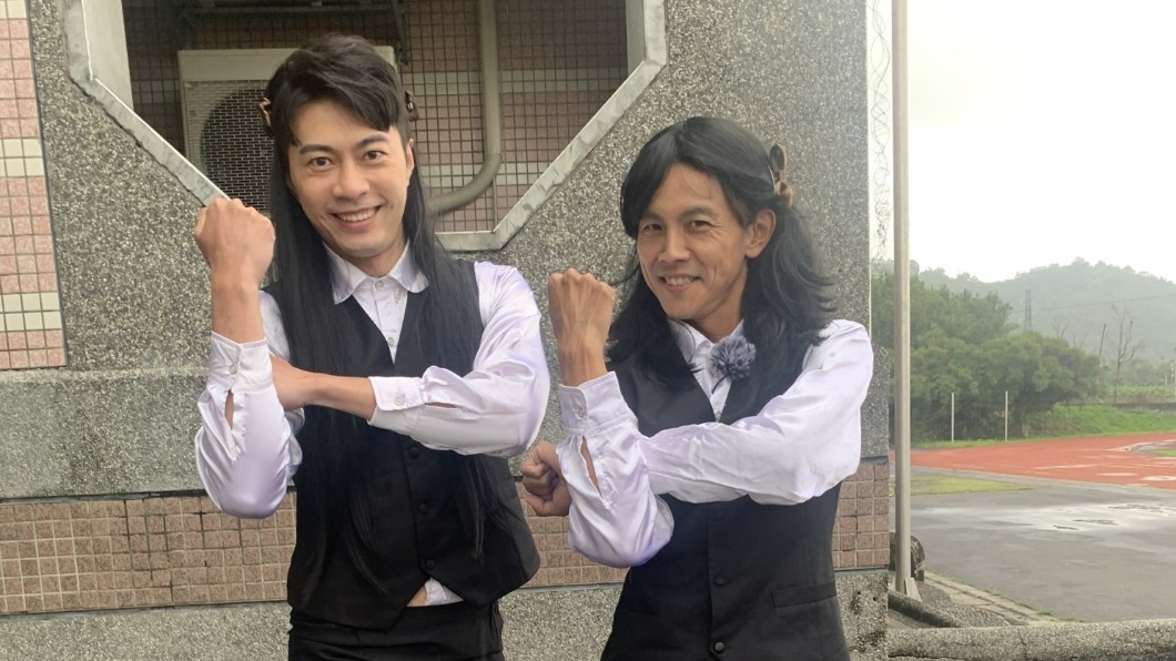 阿翔、余思達穿女裝模仿大小S 男同學見狀驚吐「檳榔姊妹花」