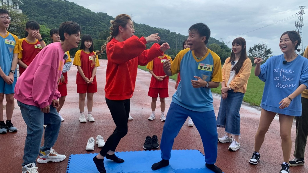 《綜藝新時代》主持群走入校園與學生們互動。(圖/民視提供)