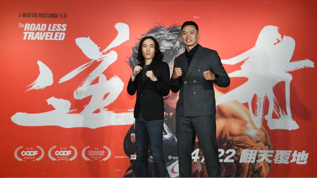 《逆者》首映會左為導演陳文良、右為主角黃育仁。(圖/牽猴子提供)