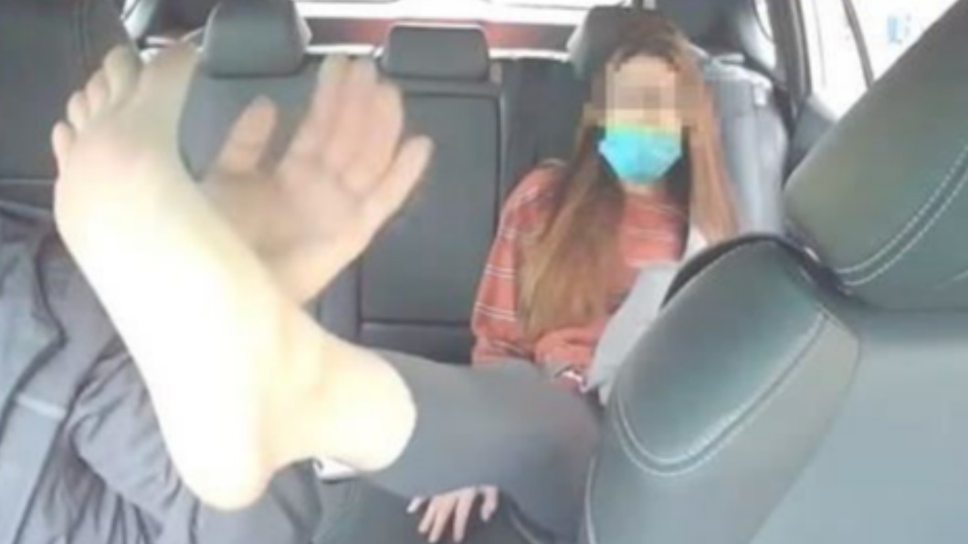 女子直接送上腳逼司機聞。(圖/翻攝自爆料公社)