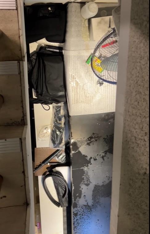 電子器材全遭糞水浸泡。(圖/翻攝自爆料公社)