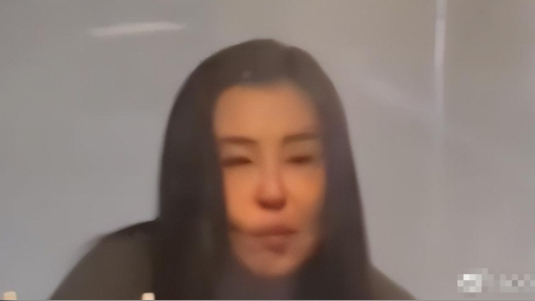 有網友將王祖賢吃火鍋照片發上網。(圖/翻攝自微博)