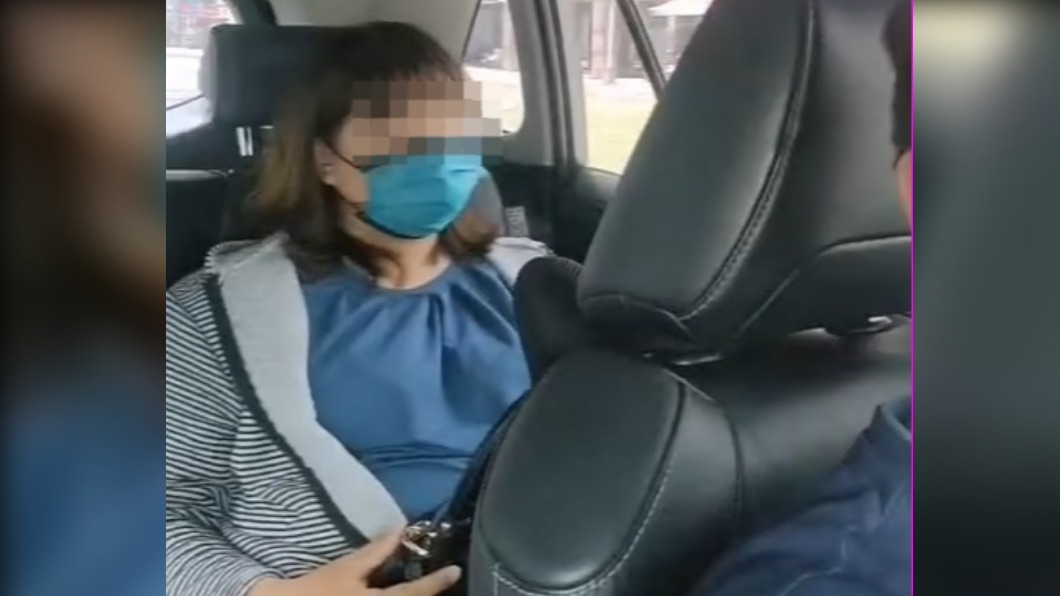 女子見事跡敗露，默不吭聲。（圖／翻攝自靠北高雄計程車）