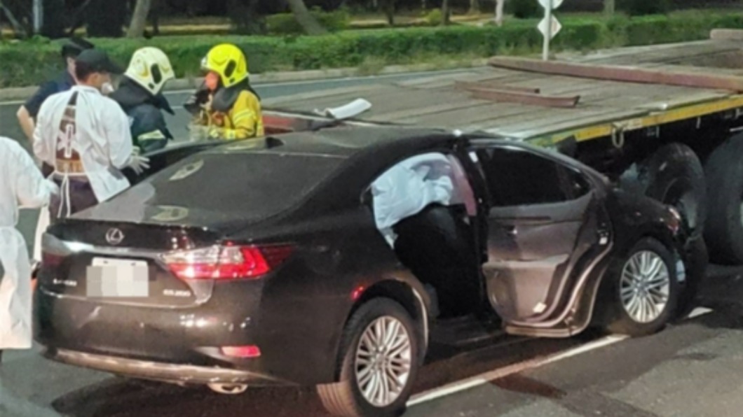 駕駛一度受困車內。(圖/翻攝自記者爆料網)