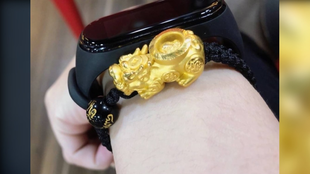 張姓老翁見失而復得的手鍊,對員警熱心服務精神深表感謝。(圖/花蓮警分局提供)