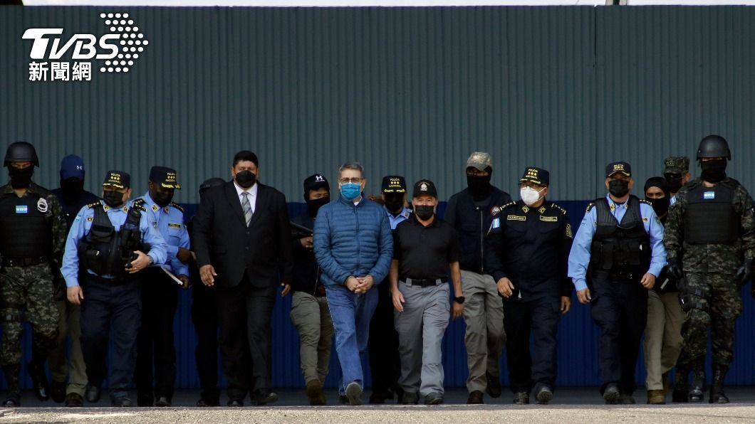 葉南德茲在大批軍警護送下被引渡往美國。（圖／達志影像美聯社）