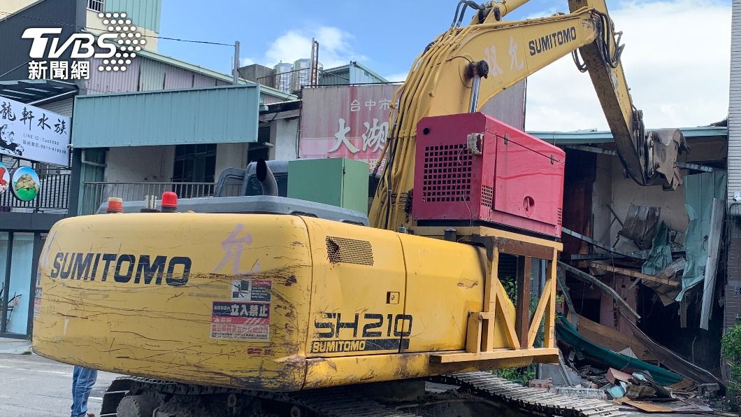 出動大型機具強拆。(圖/TVBS)