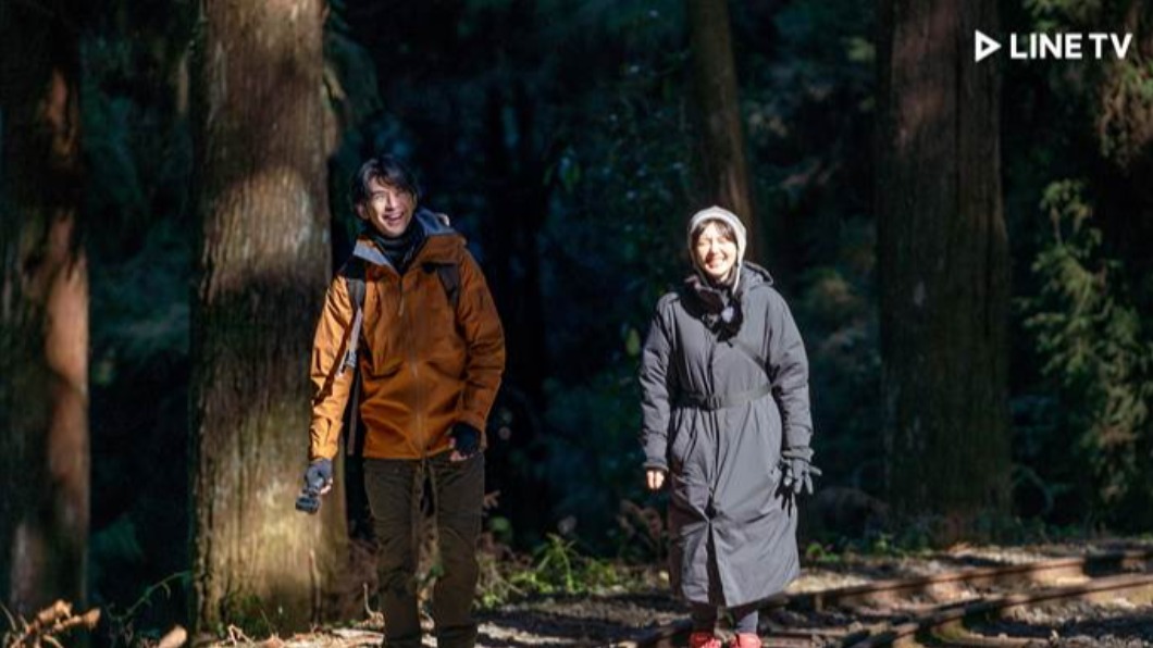 陳柏霖與郭雪芙攜手救治櫻花樹。(圖/LINE TV提供)