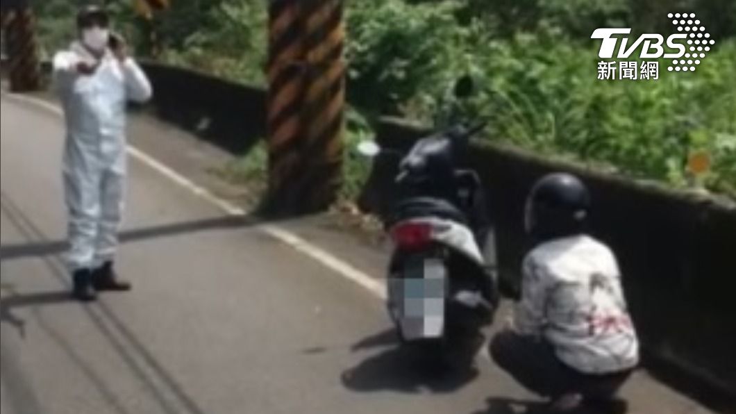 李男騎車外出被警攔下。(圖/TVBS)