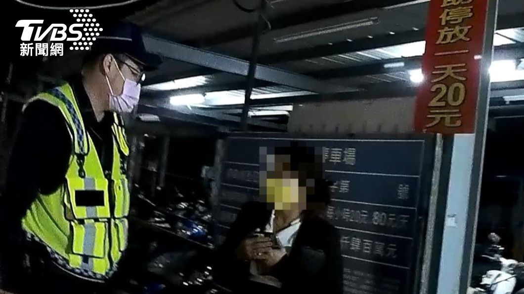 蕭女深夜被卡在停車場。(圖/TVBS)