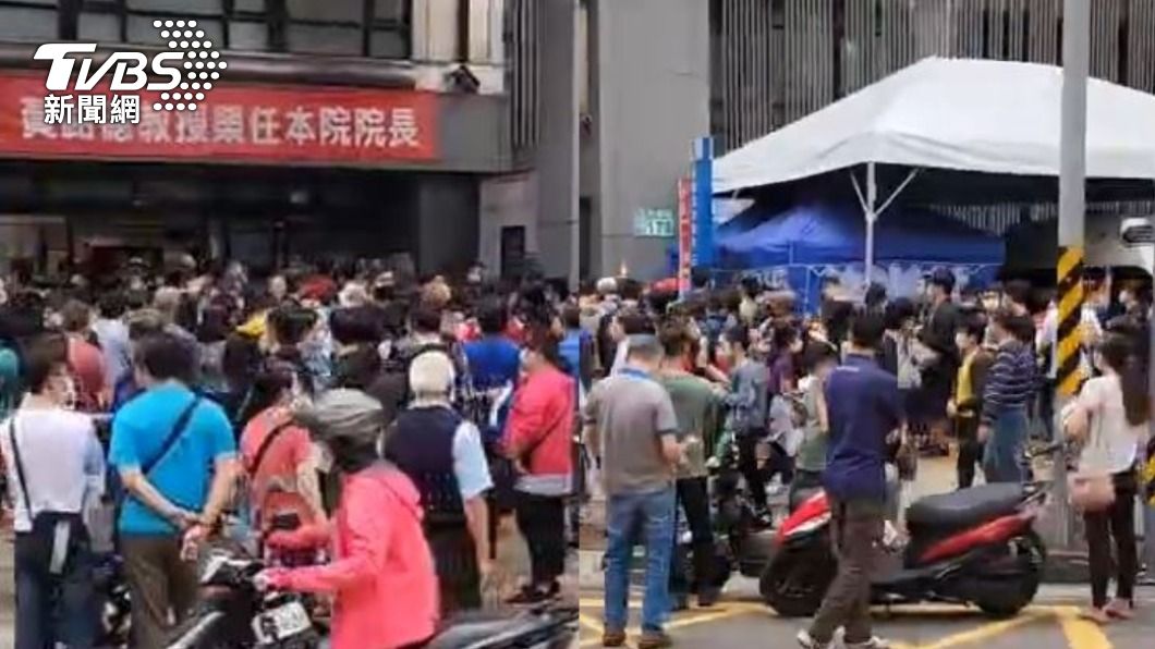 目前疫苗短缺，因此院方緊急取消上午疫苗門診，僅剩下午一場。（圖／民眾提供）
