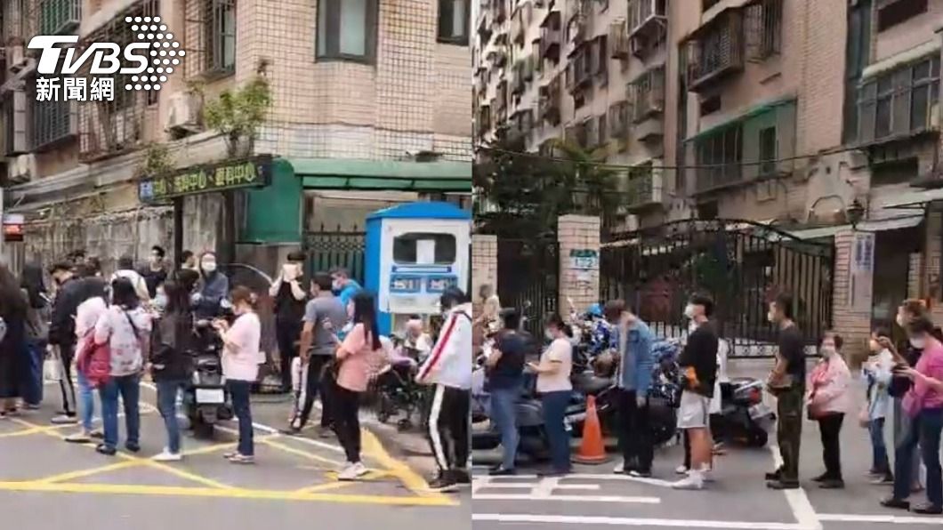 人龍從醫院內排到醫院外。（圖／民眾提供）