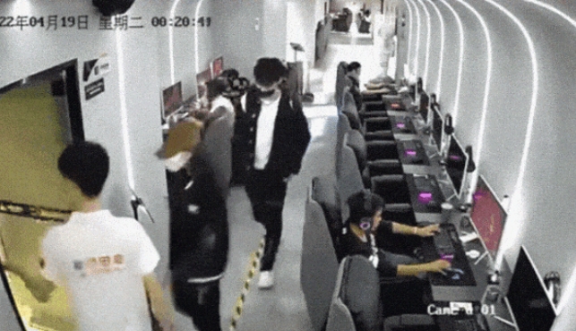 Angelababy被爆疑似與林一一同進出網咖店。（圖／翻攝自微博）