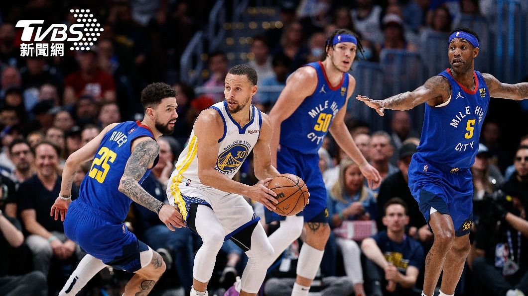 NBA勇士柯瑞率隊擊敗金塊。(圖/達志影像路透社)