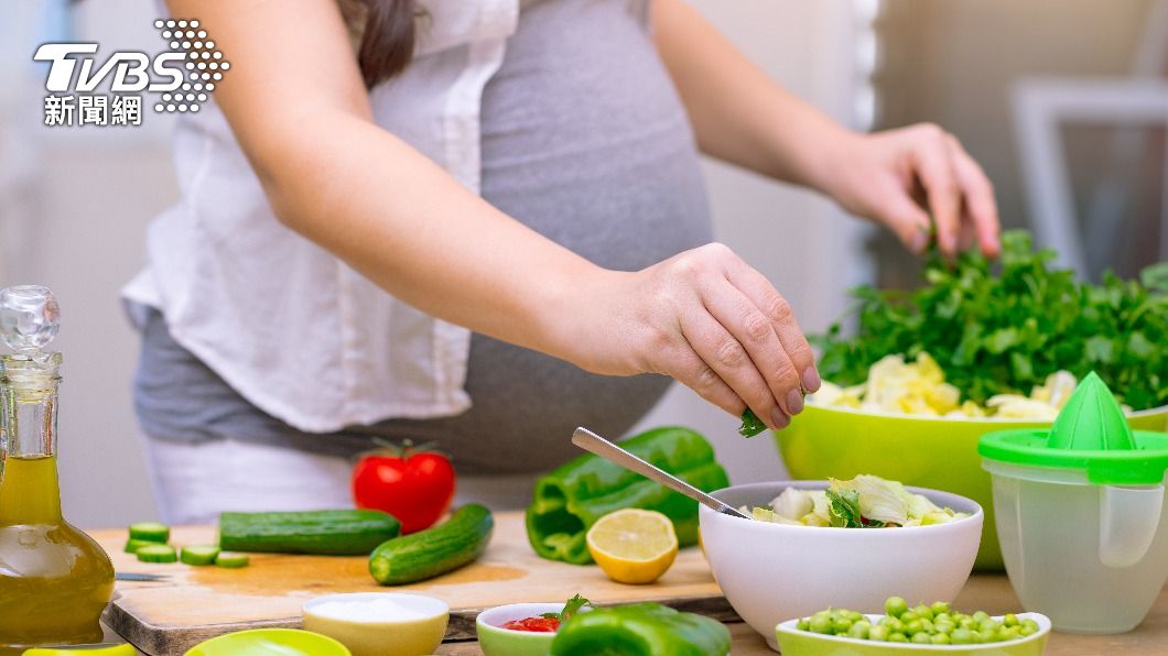 營養師指出孕婦應攝取充足的水分與膳食纖維。（示意圖／shutterstock達志影像）