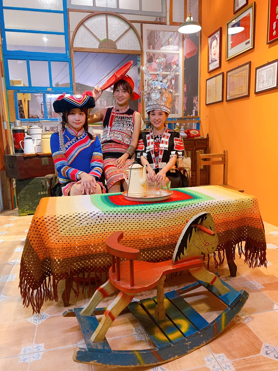 陳伊、孟潔、紫庭一同穿上傳統服飾留念。(圖/全國中小企業總會提供)