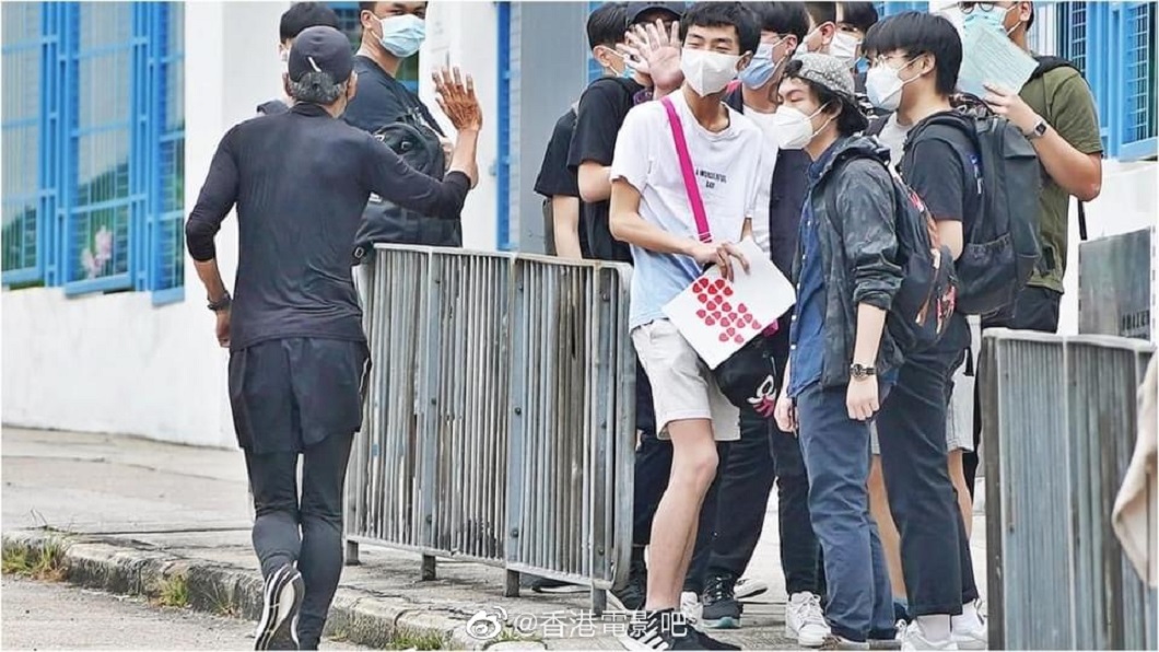 考生排隊等進場!黑衣人經過擊掌打氣 竟是野生周潤發