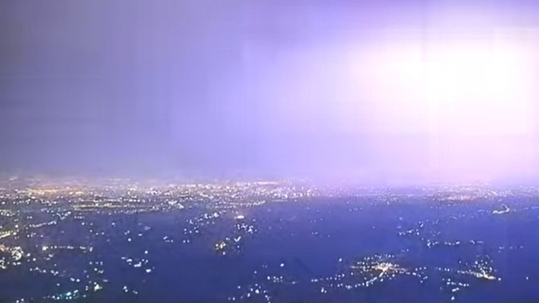 太平雲梯上空出現「紫色閃電雲海」。（圖／翻攝自交通部觀光局太平雲梯直播）