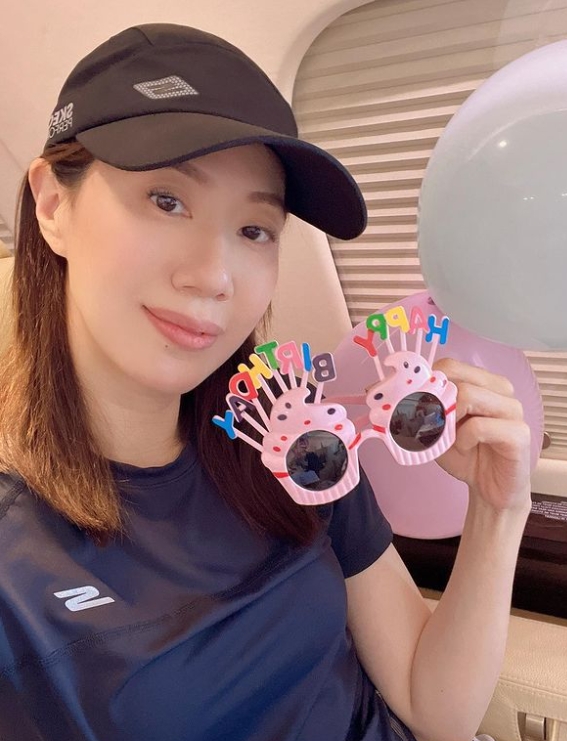 汪詩詩一身輕便服飾坐在私人飛機內。（圖／翻攝自sweetcil IG）   