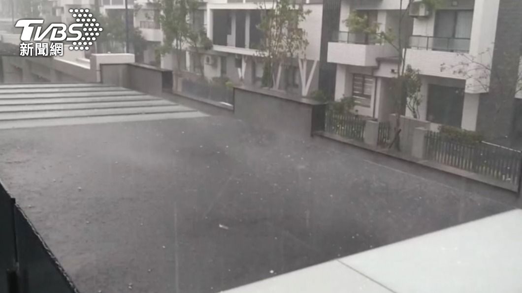 強烈對流嘉義下冰雹 伴隨打雷劇烈降雨