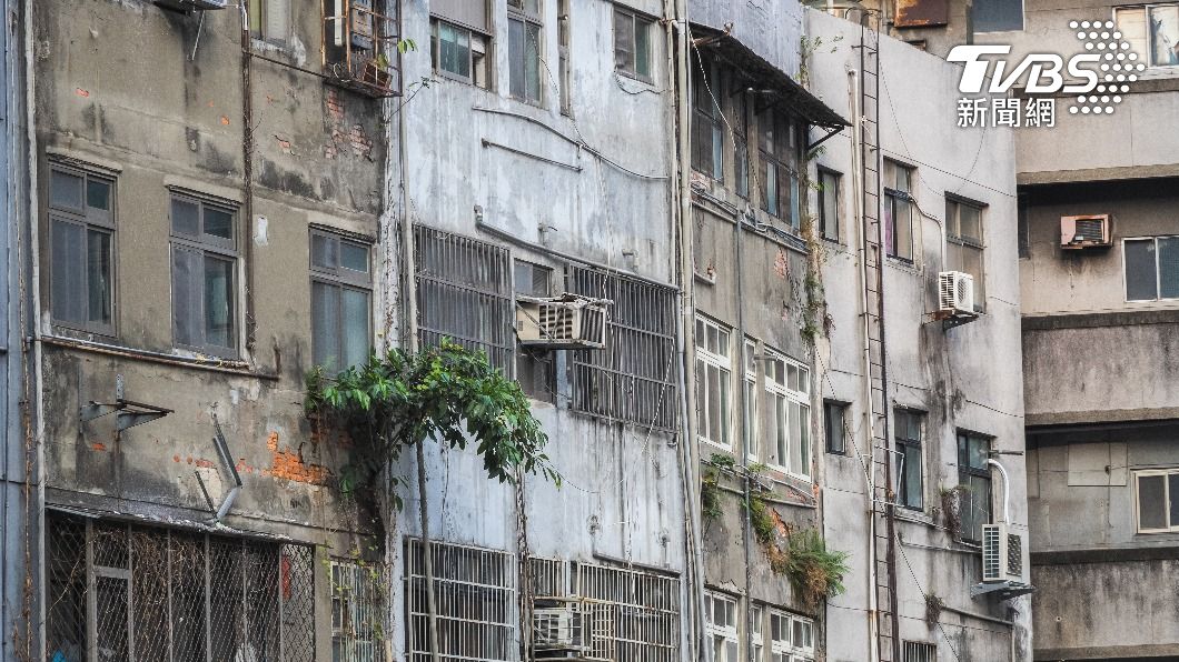 建築外牆老舊失修影響市容。(示意圖/shutterstock達志影像)