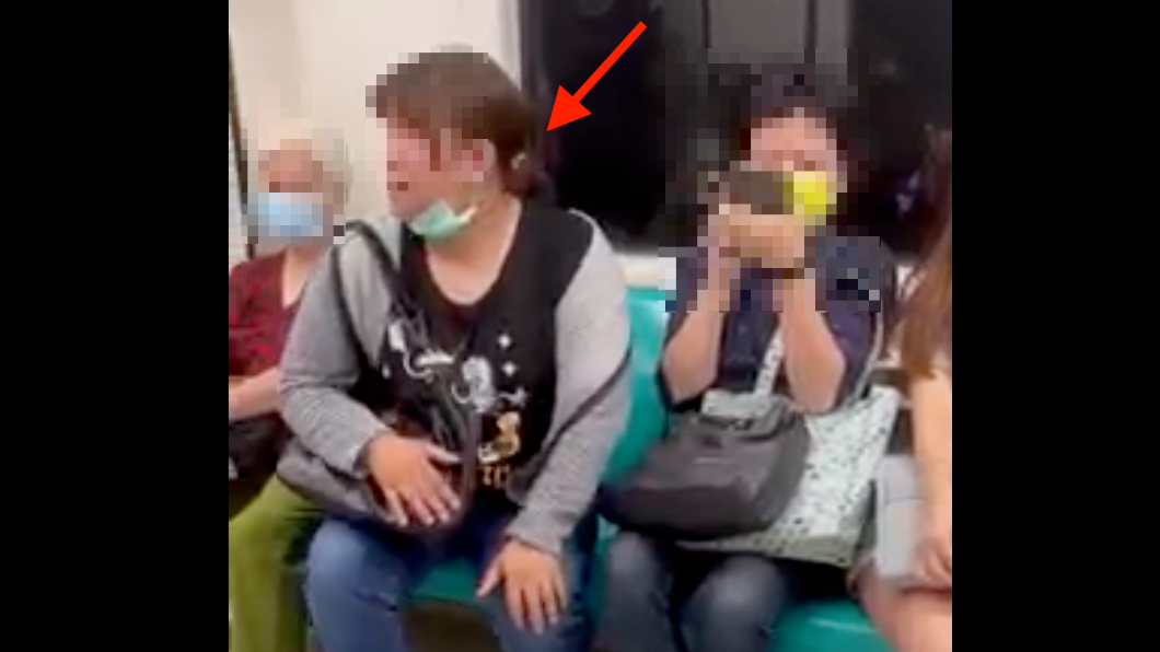 女子曾在車廂內未將口罩戴好戴滿。(圖/翻攝自記者爆料網 2.0臉書)