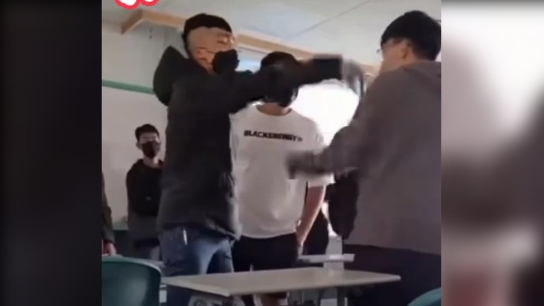 男學生無視教室正在上課,衝進課堂叫囂還推人。(圖/翻攝網路)