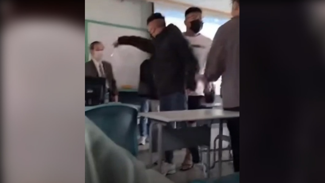 老師勸阻也被嗆聲。(圖/翻攝網路)