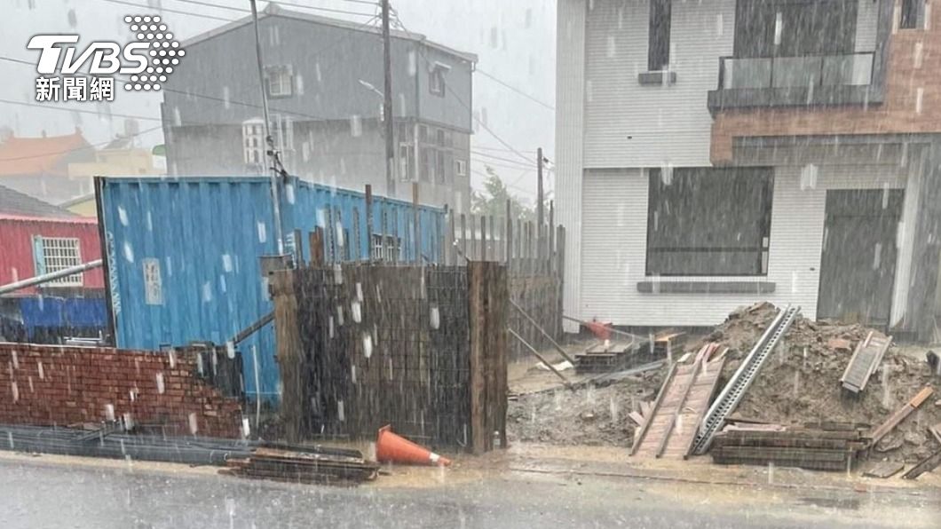 狂風暴雨襲台南。(圖/TVBS)