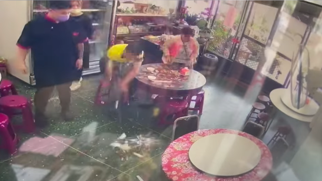 民眾不滿白飯價格,摔碗咆哮。(圖/翻攝自爆料公社二社)