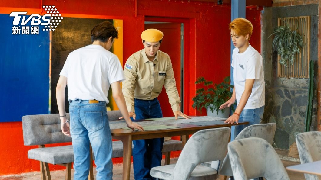 男團「All in 5」的成員特地到「老屋」擔任小幫手,協助炎亞綸(中)整理外場。(圖/TVBS)