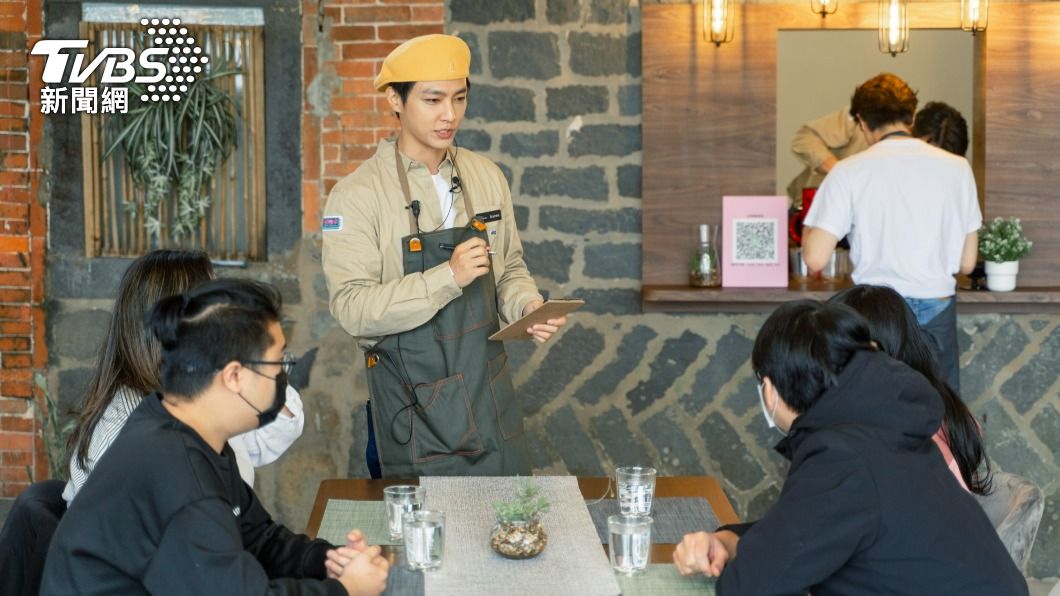 炎亞綸「1人當3人用」,要接客還要控制上菜時間。(圖/TVBS)