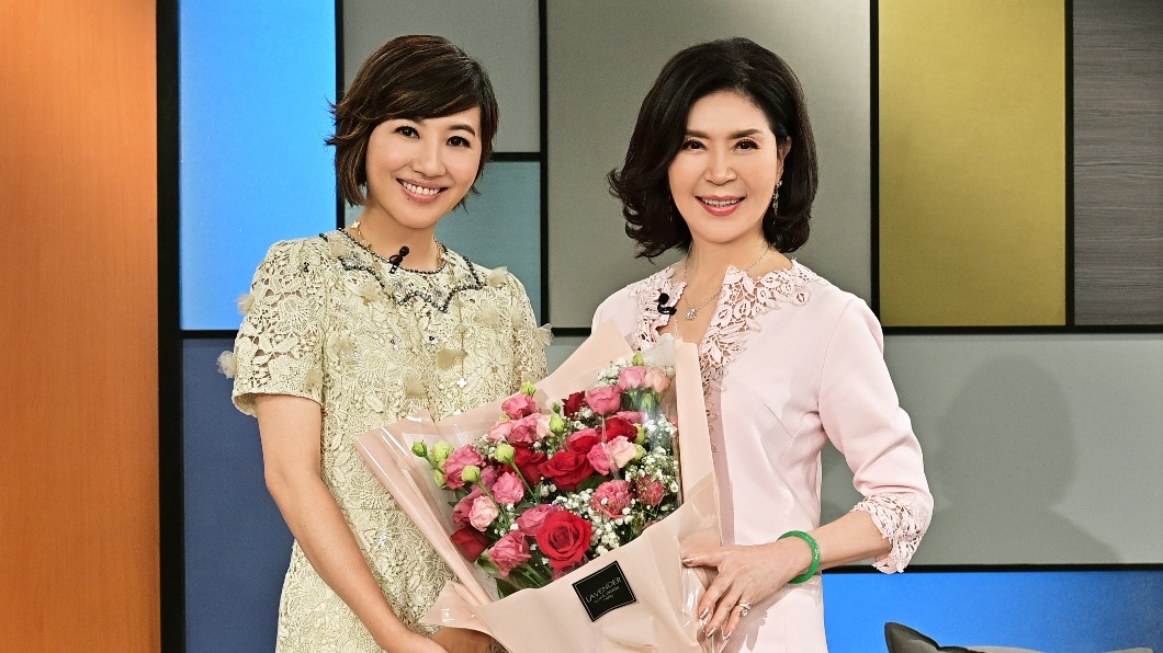白嘉莉（右）接受主播林益如訪問。（圖／台視提供）