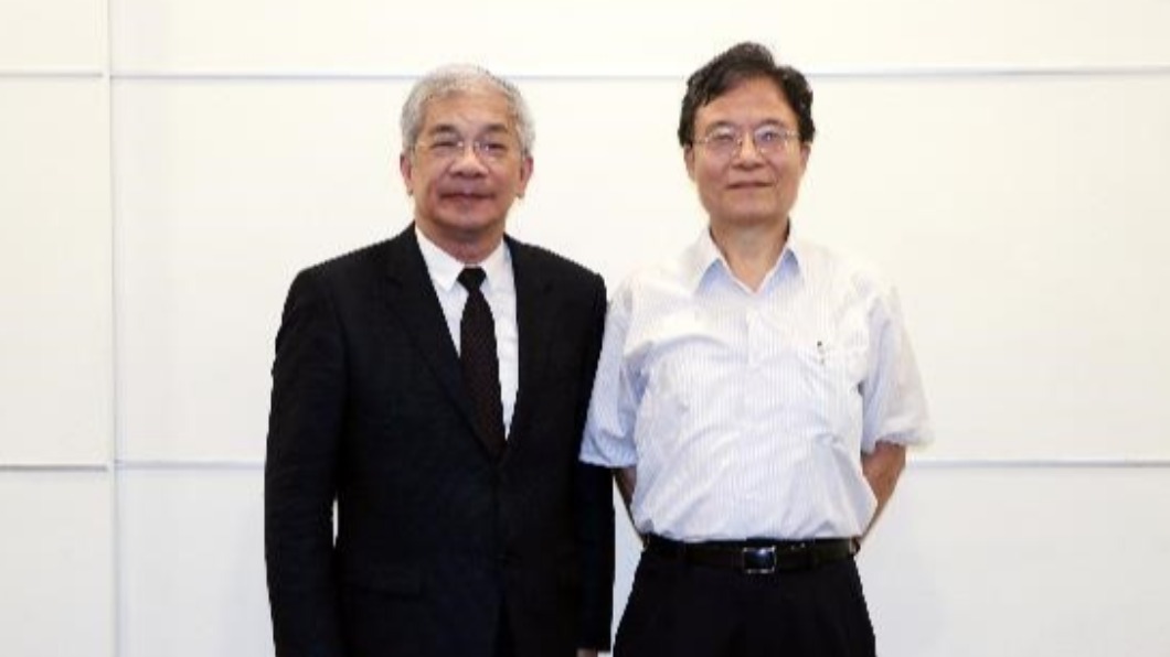 世新大學副校長陳清河(左)、新聞傳播學院院長胡光夏(右)皆認為民眾有提高媒體識讀能力之必要。(圖/世新大學提供)