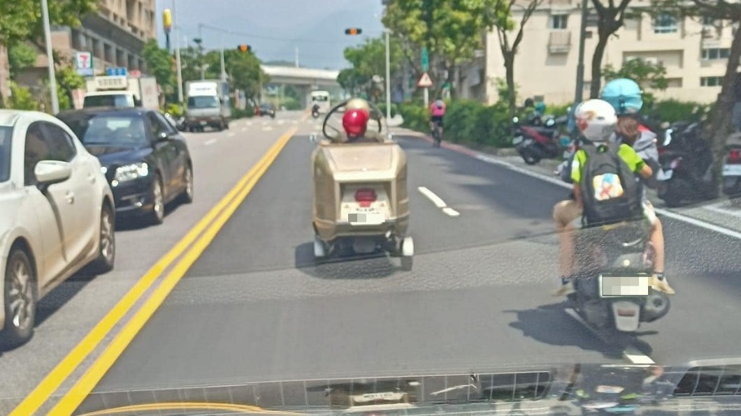 阿公阿嬤駕駛著改裝車在馬路上。（圖／翻攝自「重機車友 ❘ 各區路況、天氣回報中心」臉書）