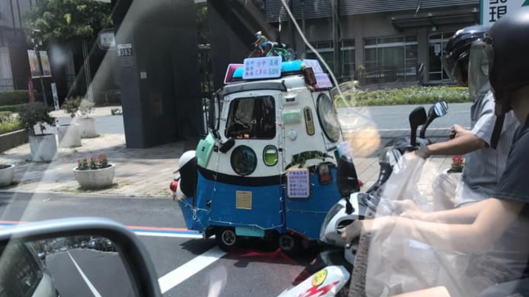 有網友也PO出自己在路上遇到的小型改裝車。（圖／翻攝自「重機車友 ❘ 各區路況、天氣回報中心」臉書）