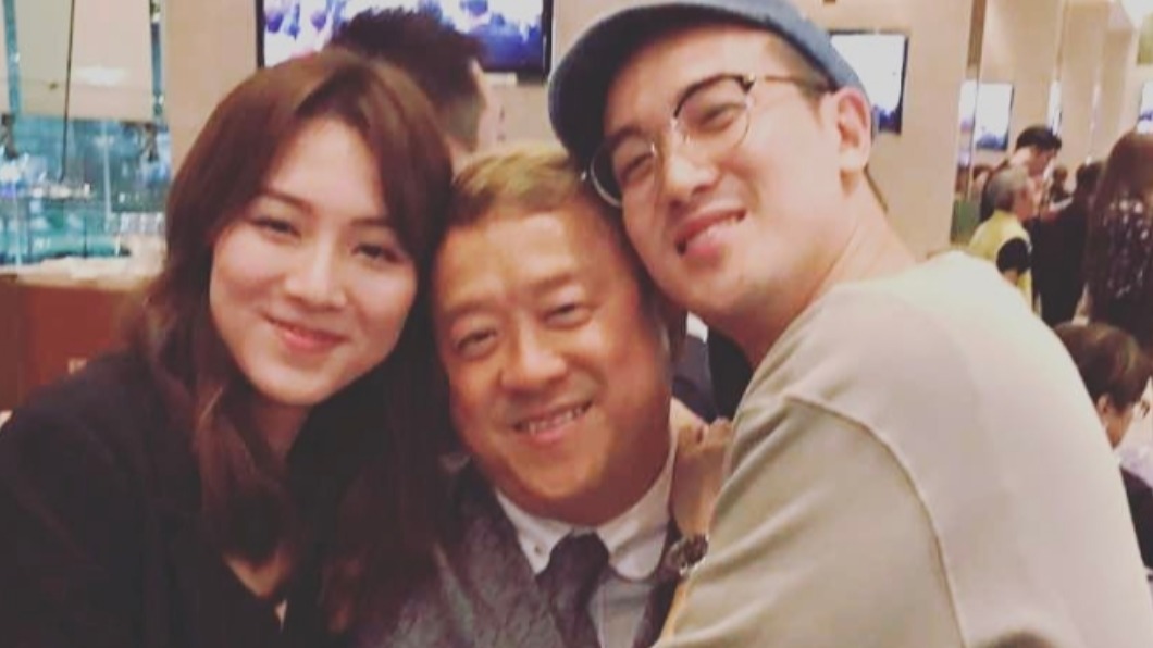 曾志偉（中）與兒子曾國祥、媳婦王敏奕開心合照。（圖／翻攝自曾國祥IG）