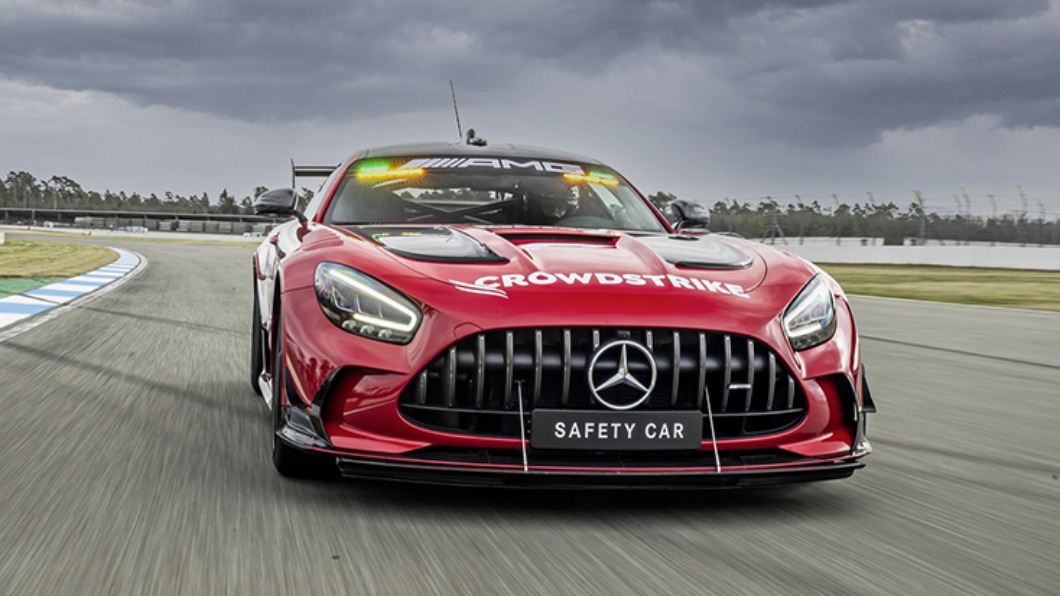 有車手將馬丁Safety Car Vantage與AMG GT比較,認為性能就是差一截。(圖/翻攝自M-AMG)