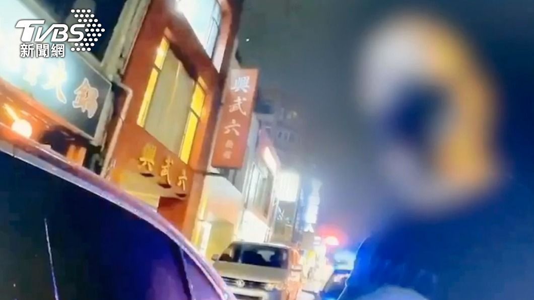 謝男向員警表示自己是市政顧問。（圖／TVBS）