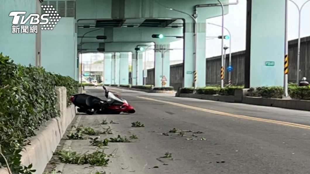 黃牌騎士撞分隔島摔車 「頸椎變形死亡」還驗出酒精反應