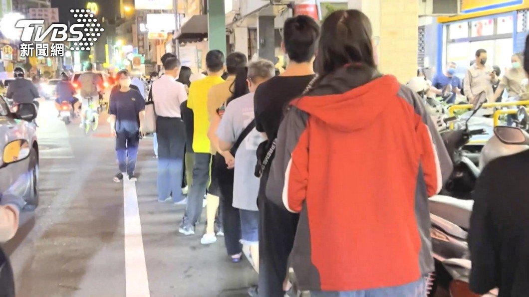 彰化街頭聚集300多人排隊打疫苗。(圖/TVBS)