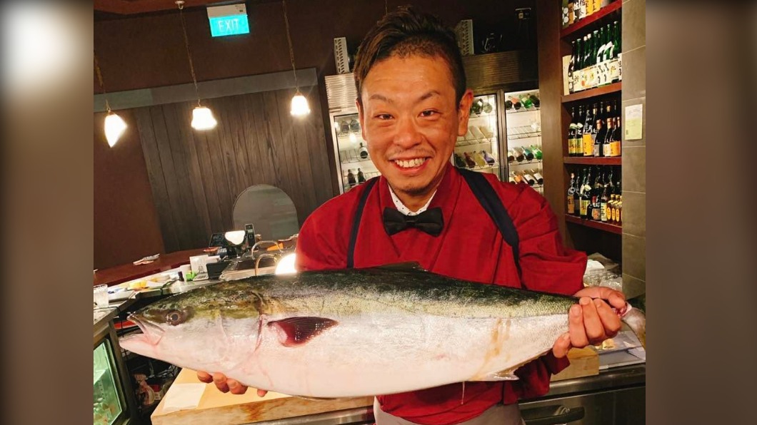 田中秀幸在新加坡一間居酒屋擔任主廚。(圖/翻攝自Daisuke Tohyama臉書)