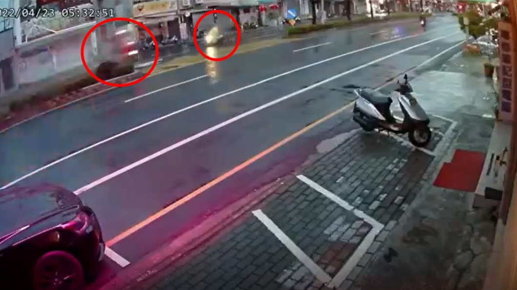 夜唱男酒駕上路!側翻衝過分隔島 對向女騎士遭撞慘死