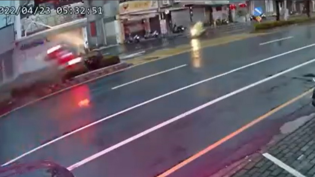 羅男整台車衝過中央分隔島。（圖／民眾提供）
