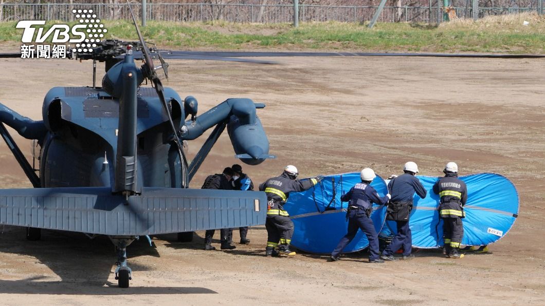 相關人員被直升機救援至陸地上。(圖/達志影像路透社)